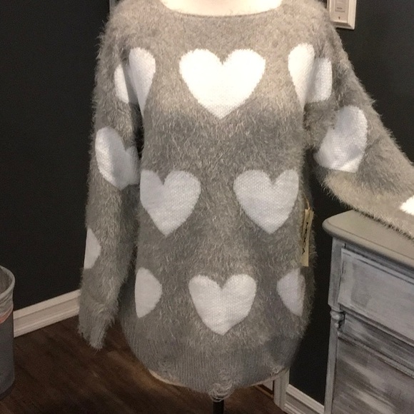 Fluffy Distressed Heart sweater❤️. HP 3/3🔥💥 - Picture 5 of 8